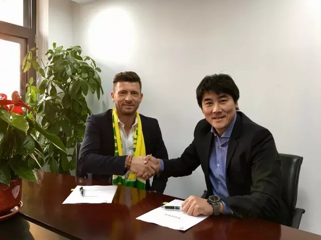 在下觉得，少爷您这么做也是理所应当，本身他们的资产，几乎极大一部分都是靠叶家才积攒下来的，既然他们关键时刻背信弃义，叶家收回他们一部分资产也是理所应当，把他们这一部分资产拿过来，对叶家也是一个极好的补充。